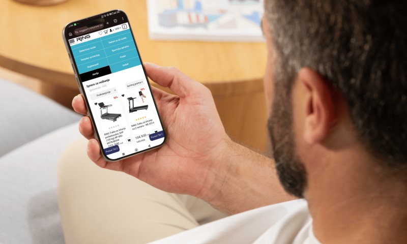 Čovek kupuje traku za trčanje preko telefona